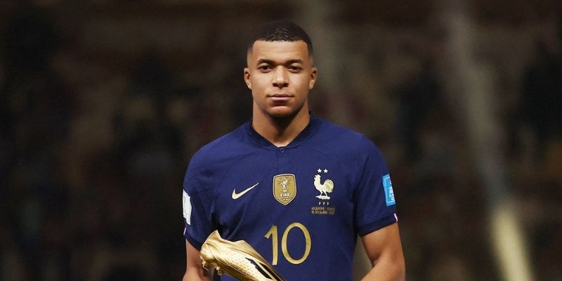 Kylian Mbappé nổi tiếng trong thị trường bóng đá