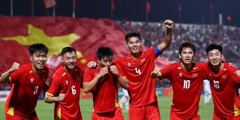 Không khí sôi động và đầy nhiệt huyết của người hâm mộ trên khán đài cổ vũ đội tuyển Việt Nam