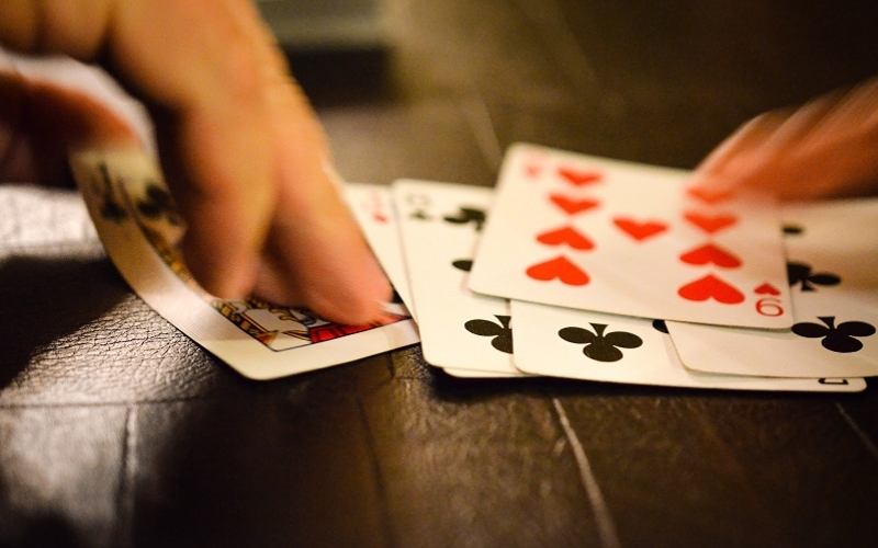 Cách Phán đoán bài Phỏm đối thủ: Dựa vào quân đánh ra và quân ăn