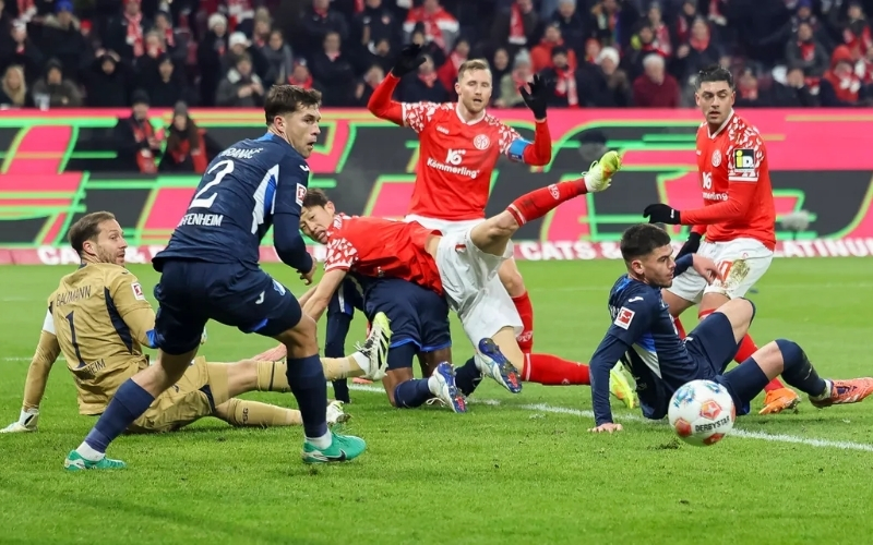 Hoffenheim giữ vững phong độ để bám sát nhóm đầu Đức