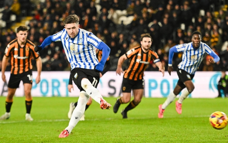 Nhìn lại trận Sheff Wed - Hull City: Màn rượt đuổi tỷ số kịch tính chia đều điểm số.