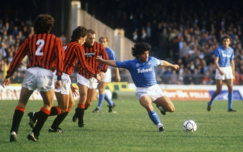 AC Milan gục ngã trước Napoli trên sân Diego Maradona