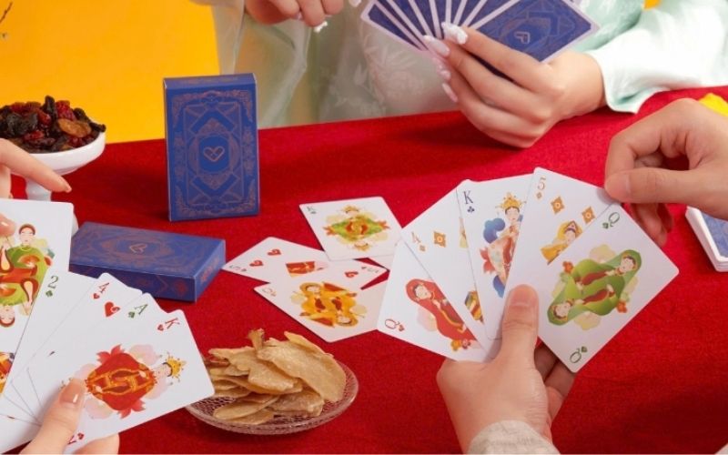 Cách tạo bầu không khí hài hước qua các trò chơi bài dân gian