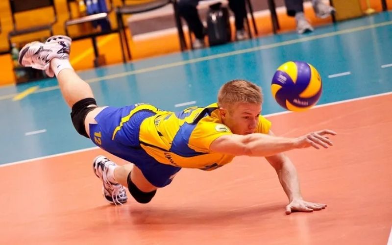 Kỹ thuật cứu bóng bằng một tay cứu thua ngoạn mục trên sân