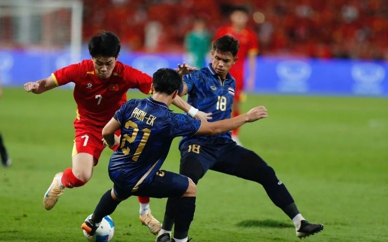 Áp lực tâm lý và sự tuyệt vọng của các đội bóng yếu thế